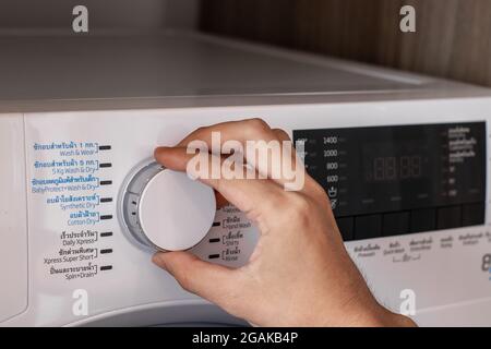 Gros plan sur le panneau de commande du lave-linge blanc dans la buanderie. Banque D'Images