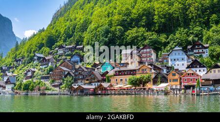 Hallstatt, Autriche ; 31 juillet 2021 - UNE vue pittoresque de carte postale du célèbre village de Hallstatt se reflétant dans le lac de Hallstattersee dans l'Ailen Banque D'Images