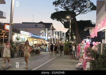 Italie, Riccione. 30 juillet 2021. (INT) public pendant la nuit festivités de la Rose dans la région de l'Émilie-Romagne. 31 juillet 2021, Riccione, Italie: Public suit les festivités nocturnes de la Rose, dans la région de l'Émilie-Romagne, dans le nord de l'Italie, connue pour sa riche cuisine et ses stations balnéaires. L'événement a un programme varié de 160 attractions jusqu'au 1er août. DJ on Stage a été responsable de l'éclaircissement de la nuit avec beaucoup de musique. Le site a également pris plusieurs mesures de sécurité pour empêcher la propagation de Covid-19. Et la nuit s'est terminée par des feux d'artifice. (Credit image: © Josi Donelli/TheNEWS2 via ZUMA Press Wire) Banque D'Images