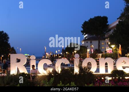 Italie, Riccione. 30 juillet 2021. (INT) public pendant la nuit festivités de la Rose dans la région de l'Émilie-Romagne. 31 juillet 2021, Riccione, Italie: Public suit les festivités nocturnes de la Rose, dans la région de l'Émilie-Romagne, dans le nord de l'Italie, connue pour sa riche cuisine et ses stations balnéaires. L'événement a un programme varié de 160 attractions jusqu'au 1er août. DJ on Stage a été responsable de l'éclaircissement de la nuit avec beaucoup de musique. Le site a également pris plusieurs mesures de sécurité pour empêcher la propagation de Covid-19. Et la nuit s'est terminée par des feux d'artifice. (Credit image: © Josi Donelli/TheNEWS2 via ZUMA Press Wire) Banque D'Images