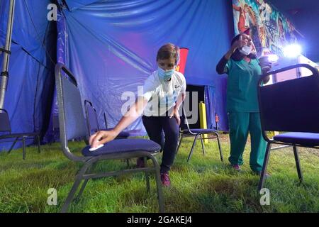 Le personnel prépare des places assises à une clinique de vaccination pop-up Covid-19 dans le chapiteau de Circus Extreme à Halifax. Date de la photo: Samedi 31 juillet 2021. Banque D'Images