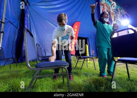 Le personnel prépare des places assises à une clinique de vaccination pop-up Covid-19 dans le chapiteau de Circus Extreme à Halifax. Date de la photo: Samedi 31 juillet 2021. Banque D'Images