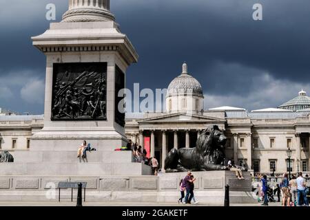 Trafalgar Square, Londres, Royaume-Uni. 31 juillet 2021. Météo au Royaume-Uni : nuages noirs au-dessus du centre de Londres. Crédit : Matthew Chattle/Alay Live News Banque D'Images