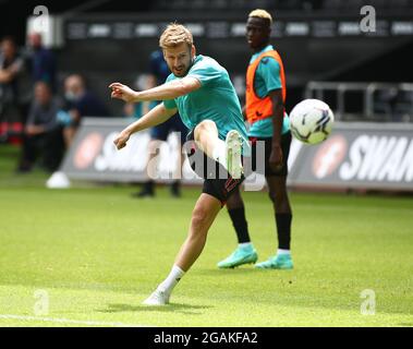 Liberty Stadium, Swansea, Glamorgan, Royaume-Uni. 31 juillet 2021. Football pré-saison amical, Swansea City versus Southampton ; Stuart Armstrong de Southampton prend des photos pendant l'échauffement crédit : action plus Sports/Alamy Live News Banque D'Images