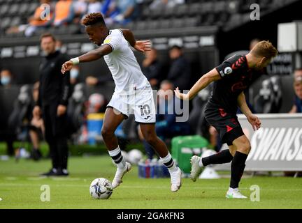 Jamal Lowe, de Swansea City, combat avec Stuart Armstrong, de Southampton, lors du match amical d’avant-saison au Liberty Stadium, à Swansea. Date de la photo: Samedi 31 juillet 2021. Banque D'Images