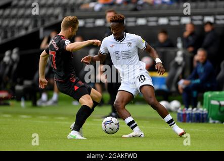 Jamal Lowe, de Swansea City, combat avec Stuart Armstrong, de Southampton, lors du match amical d’avant-saison au Liberty Stadium, à Swansea. Date de la photo: Samedi 31 juillet 2021. Banque D'Images