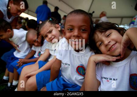 salvador, bahia, brésil - september10, 2015: Les enfants d'un centre public de garderie sont vus dans une salle de classe dans la ville de Salvador. Banque D'Images