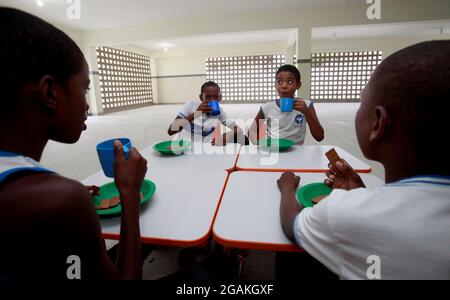 salvador, bahia, brésil - september10, 2015: Les enfants d'un centre public de garderie sont vus dans une salle de classe dans la ville de Salvador. Banque D'Images