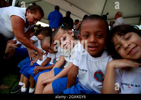 salvador, bahia, brésil - september10, 2015: Les enfants d'un centre public de garderie sont vus dans une salle de classe dans la ville de Salvador. Banque D'Images