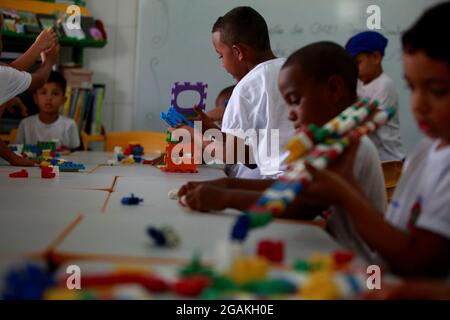 salvador, bahia, brésil - september10, 2015: Les enfants d'un centre public de garderie sont vus dans une salle de classe dans la ville de Salvador. Banque D'Images