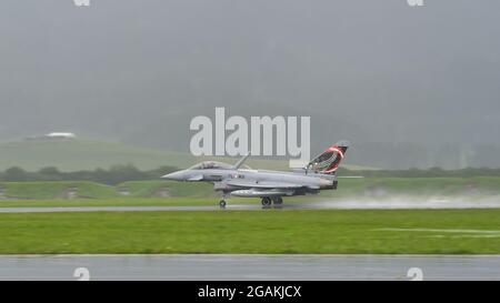 Zeltweg, Autriche 6 SEPTEMBRE 2019 les avions de combat débarque de grandes éclaboussures d'eau en raison de fortes pluies. Eurofighter Typhon de l'armée de l'air autrichienne Banque D'Images