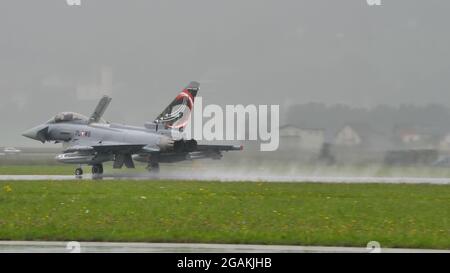 Zeltweg, Autriche 6 SEPTEMBRE 2019 les avions de combat débarque de grandes éclaboussures d'eau en raison de fortes pluies. Eurofighter Typhon de l'armée de l'air autrichienne Banque D'Images