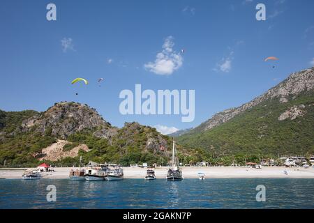 Côte d'Oludeniz avec parapentes volantes dans le ciel Banque D'Images