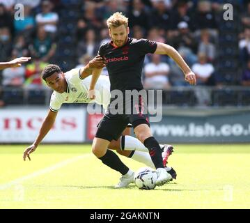 Liberty Stadium, Swansea, Glamorgan, Royaume-Uni. 31 juillet 2021. Football pré-saison amical, Swansea City versus Southampton ; Stuart Armstrong de Southampton est défié par Ben Cabango de Swansea City Credit: Action plus Sports/Alay Live News Banque D'Images