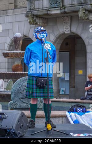 Caird Hall Square, Dundee, Tayside, Écosse, Royaume-Uni. 31 juillet 2021: Grande manifestation pour l'indépendance, organisée par le groupe "tous sous une bannière", plusieurs se sont réunis pour montrer leur soutien à l'indépendance des terres écossaises par rapport au Royaume-uni. Il s'agit de l'une des nombreuses manifestations organisées par le groupe dans toute l'Écosse, la prochaine étant prévue pour la base nucléaire de Faslane. (Crédit : stable Air Media/Alamy Live News) Banque D'Images