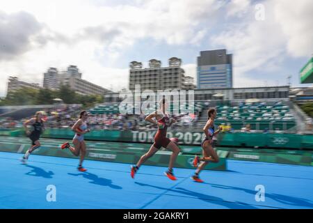 (210731) -- TOKYO, 31 juillet 2021 (Xinhua) -- les joueurs participent au relais mixte de triathlon des Jeux Olympiques de Tokyo 2020 à Tokyo, au Japon, le 31 juillet 2021. (Xinhua/Zheng Huansong) Banque D'Images