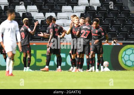 SWANSEA, ROYAUME-UNI. 31 JUILLET Stuart Armstrong de Southampton fête avec son équipe après avoir marquant son troisième but lors du match amical pré-saison entre Swansea City et Southampton au Liberty Stadium, Swansea, le samedi 31 juillet 2021. (Credit: Jeff Thomas | MI News) Credit: MI News & Sport /Alay Live News Banque D'Images