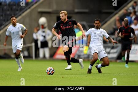 Stuart Armstrong de Southampton en action pendant le match amical d'avant-saison au Liberty Stadium, Swansea. Date de la photo: Samedi 31 juillet 2021. Banque D'Images