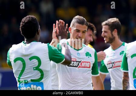 VENLO, PAYS-BAS - JUILLET 31 : Yeni Ngbakoto, du FC Panathinaikos, célèbre le Wtih Carlos Lopez Huesca du FC Panathinaikos après avoir marquant ses côtés deuxième but lors du match amical d'avant-saison entre VVV-Venlo et le FC Panathinaikos à Covebo Stadion de Koel le 31 juillet 2021 à Venlo, pays-Bas (photo de Jeroen Meuwsen/Orange Pictures) Banque D'Images