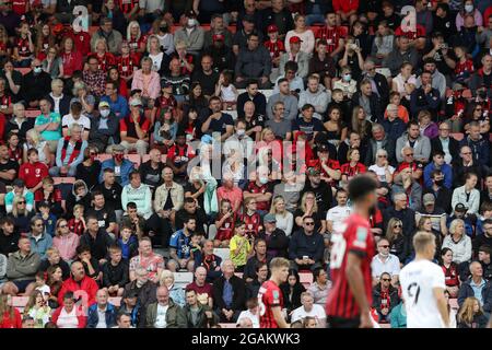 Les fans regardent l'action lors du premier match de la Carabao Cup au stade Vitality, à Bournemouth. Date de la photo: Samedi 31 juillet 2021. Banque D'Images