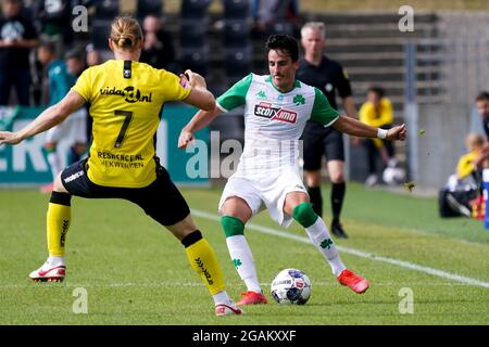 VENLO, PAYS-BAS - JUILLET 31 : Guus Hupperts de VVV Venlo et Carlos Perez Juan de Panathinaikos FC pendant le match amical pré-saison entre VVV-Venlo et Panathinaikos FC à Covebo Stadion de Koel le 31 juillet 2021 à Venlo, pays-Bas (photo de Jeroen Meuwsen/Orange Pictures) Banque D'Images