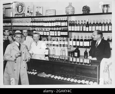 Un magasin d'alcool bien approvisionné attend l'abrogation de la prohibition, Los Angeles, CA, 12/7/1932. (Photo de l'Agence d'information des États-Unis/RBM Vintage Images) Banque D'Images