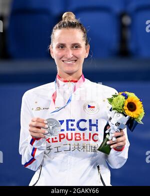 Tokio, Japon. 31 juillet 2021. Tennis: Jeux olympiques, célibataires, femmes, cérémonie de remise des prix: Marketa Vondrousova montre sa médaille d'argent. Credit: Marijan Murat/dpa/Alamy Live News Banque D'Images