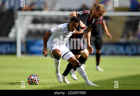 Korey Smith, de Swansea, combat avec Stuart Armstrong, de Southampton, lors du match amical d’avant-saison au Liberty Stadium, à Swansea. Date de la photo: Samedi 31 juillet 2021. Banque D'Images