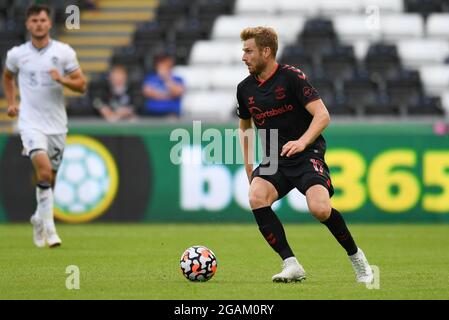 Swansea, Royaume-Uni. 31 juillet 2021. Stuart Armstrong #17 de Southampton en action pendant le match à Swansea, Royaume-Uni le 7/31/2021. (Photo par Mike Jones/News Images/Sipa USA) crédit: SIPA USA/Alay Live News Banque D'Images