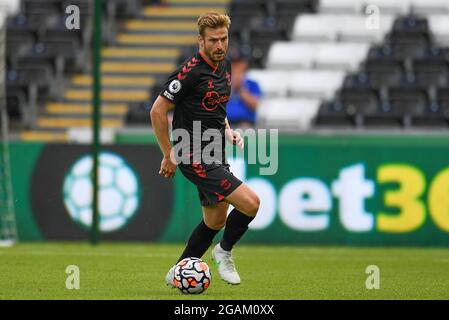 Swansea, Royaume-Uni. 31 juillet 2021. Stuart Armstrong #17 de Southampton en action pendant le match à Swansea, Royaume-Uni le 7/31/2021. (Photo par Mike Jones/News Images/Sipa USA) crédit: SIPA USA/Alay Live News Banque D'Images