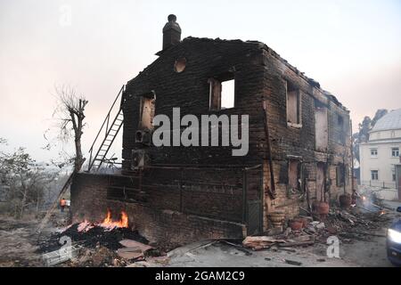 Toutes les maisons ont été brûlées lors de feux de forêt au village d'Ulukapi Sulek, près de la région de Manavgat, à Antalya. Plus de 70 feux de forêt ont éclaté cette semaine dans les provinces des côtes de la mer Égée et de la Méditerranée ainsi que dans les zones intérieures de la Turquie. Des villages et certains hôtels ont été évacués dans des zones touristiques et les gens ont été enfugés à travers les champs alors que des incendies ont fermé sur leurs maisons. Au moins quatre personnes ont été tuées par des blazettes qui ont balayé les régions touristiques d'Antalya, Manavgat, Turquie, côte méditerranéenne de la Turquie, le 28 juillet 2021. Photo de Cenk Ozel/Depo photos/ABACAPRESS.COM Banque D'Images