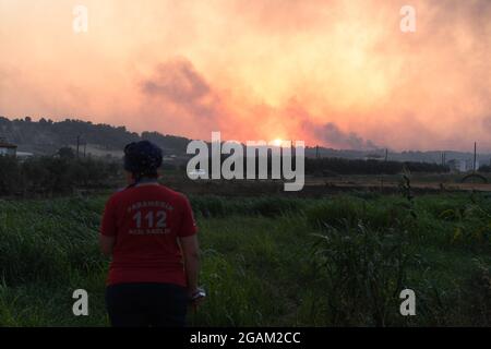 Toutes les maisons ont été brûlées lors de feux de forêt au village d'Ulukapi Sulek, près de la région de Manavgat, à Antalya. Plus de 70 feux de forêt ont éclaté cette semaine dans les provinces des côtes de la mer Égée et de la Méditerranée ainsi que dans les zones intérieures de la Turquie. Des villages et certains hôtels ont été évacués dans des zones touristiques et les gens ont été enfugés à travers les champs alors que des incendies ont fermé sur leurs maisons. Au moins quatre personnes ont été tuées par des blazettes qui ont balayé les régions touristiques d'Antalya, Manavgat, Turquie, côte méditerranéenne de la Turquie, le 28 juillet 2021. Photo de Cenk Ozel/Depo photos/ABACAPRESS.COM Banque D'Images