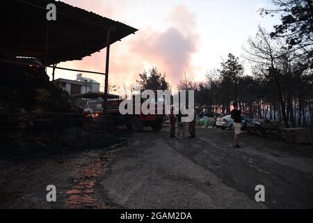 Toutes les maisons ont été brûlées lors de feux de forêt au village d'Ulukapi Sulek, près de la région de Manavgat, à Antalya. Plus de 70 feux de forêt ont éclaté cette semaine dans les provinces des côtes de la mer Égée et de la Méditerranée ainsi que dans les zones intérieures de la Turquie. Des villages et certains hôtels ont été évacués dans des zones touristiques et les gens ont été enfugés à travers les champs alors que des incendies ont fermé sur leurs maisons. Au moins quatre personnes ont été tuées par des blazettes qui ont balayé les régions touristiques d'Antalya, Manavgat, Turquie, côte méditerranéenne de la Turquie, le 28 juillet 2021. Photo de Cenk Ozel/Depo photos/ABACAPRESS.COM Banque D'Images