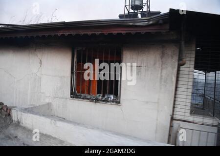 Toutes les maisons ont été brûlées lors de feux de forêt au village d'Ulukapi Sulek, près de la région de Manavgat, à Antalya. Plus de 70 feux de forêt ont éclaté cette semaine dans les provinces des côtes de la mer Égée et de la Méditerranée ainsi que dans les zones intérieures de la Turquie. Des villages et certains hôtels ont été évacués dans des zones touristiques et les gens ont été enfugés à travers les champs alors que des incendies ont fermé sur leurs maisons. Au moins quatre personnes ont été tuées par des blazettes qui ont balayé les régions touristiques d'Antalya, Manavgat, Turquie, côte méditerranéenne de la Turquie, le 28 juillet 2021. Photo de Cenk Ozel/Depo photos/ABACAPRESS.COM Banque D'Images