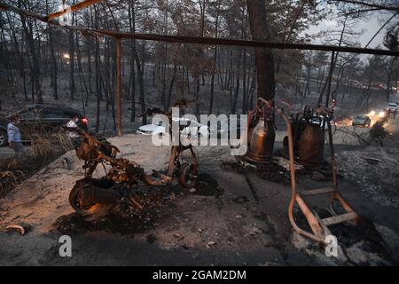 Toutes les maisons ont été brûlées lors de feux de forêt au village d'Ulukapi Sulek, près de la région de Manavgat, à Antalya. Plus de 70 feux de forêt ont éclaté cette semaine dans les provinces des côtes de la mer Égée et de la Méditerranée ainsi que dans les zones intérieures de la Turquie. Des villages et certains hôtels ont été évacués dans des zones touristiques et les gens ont été enfugés à travers les champs alors que des incendies ont fermé sur leurs maisons. Au moins quatre personnes ont été tuées par des blazettes qui ont balayé les régions touristiques d'Antalya, Manavgat, Turquie, côte méditerranéenne de la Turquie, le 28 juillet 2021. Photo de Cenk Ozel/Depo photos/ABACAPRESS.COM Banque D'Images