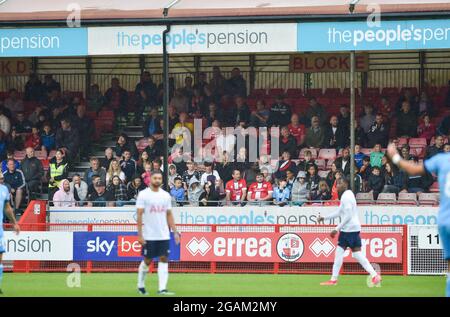 Crawley Royaume-Uni 31 juillet 2021 - les fans de retour à l'observation pendant le match de football de pré-saison entre Crawley Town et une équipe de Tottenham Hotspur moins de 23 ans au stade People Pension à Crawley : Credit Simon Dack / Alamy Live News Banque D'Images