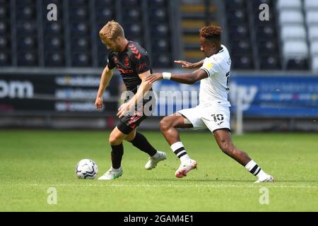 SWANSEA, ROYAUME-UNI. 31 JUILLET Stuart Armstrong de Southampton combat Jamal Lowe de Swansea City lors du match amical pré-saison entre Swansea City et Southampton au Liberty Stadium, Swansea, le samedi 31 juillet 2021. (Credit: Jeff Thomas | MI News) Credit: MI News & Sport /Alay Live News Banque D'Images