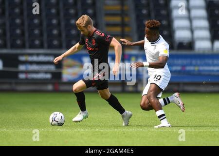 SWANSEA, ROYAUME-UNI. 31 JUILLET Stuart Armstrong de Southampton combat Jamal Lowe de Swansea City lors du match amical pré-saison entre Swansea City et Southampton au Liberty Stadium, Swansea, le samedi 31 juillet 2021. (Credit: Jeff Thomas | MI News) Credit: MI News & Sport /Alay Live News Banque D'Images