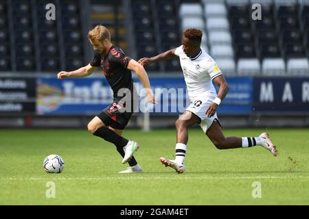 SWANSEA, ROYAUME-UNI. 31 JUILLET Stuart Armstrong de Southampton combat Jamal Lowe de Swansea City lors du match amical pré-saison entre Swansea City et Southampton au Liberty Stadium, Swansea, le samedi 31 juillet 2021. (Credit: Jeff Thomas | MI News) Credit: MI News & Sport /Alay Live News Banque D'Images