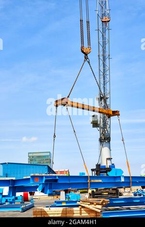 Grue chargeant une structure en acier Banque D'Images