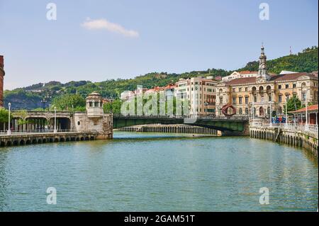 Vue sur le fleuve Nervion et Puente del Ayuntamiento, Bilbao, Vizcaya, pays Basque, Euskadi, Euskal Herria, Espagne, Europe Banque D'Images