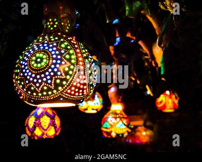 Lanternes orientales aux lumières multicolores dans le noir. Conte de fées de l'est. Banque D'Images