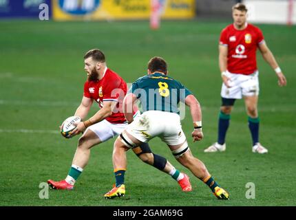 Luke Cowan-Dickie (à gauche), Lions britanniques et irlandais, tente de dépasser Jasper Wiese en Afrique du Sud lors de la série Lions de Castle Lager, deuxième match de test au stade du Cap, en Afrique du Sud. Date de la photo: Samedi 31 juillet 2021. Banque D'Images