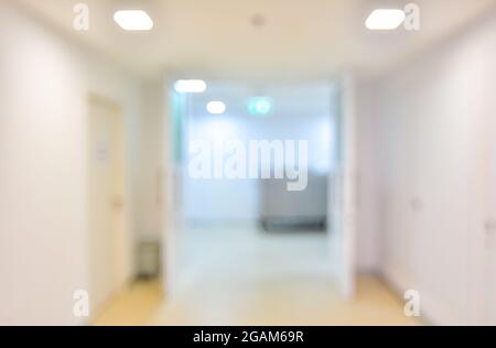 Image floue abstraite du couloir pour l'arrière-plan avec le bokeh léger et l'ampoule de lumière de torche Banque D'Images