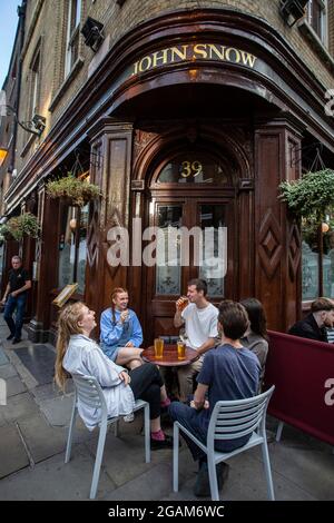 Les gens qui ont un verre à l'extérieur du pub John Snow à Broadwick Street, Londres, royaume-uni Banque D'Images