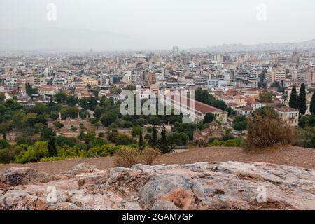 Vue sur STOA d'Attalos, Odeon d'Agrippa et le vieux centre-ville d'Athènes avec colline rocheuse en journée de brouillard gris d'Areopagus - colline près de l'Acropole Banque D'Images