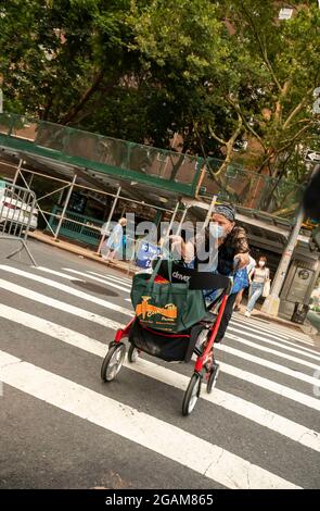 Une femme âgée traverse une intersection à Chelsea, à New York, le mardi 20 juillet 2021. (© Richard B. Levine) Banque D'Images