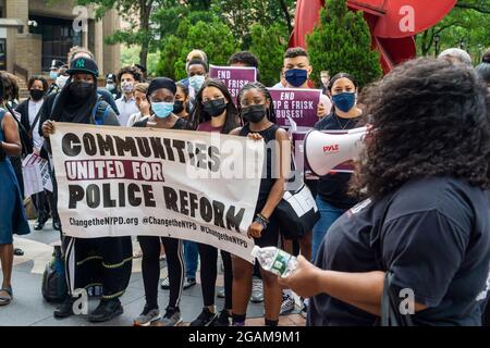 Un groupe Communautés unies pour la réforme de la police proteste devant un poste de police à New York le jeudi 29 juillet 2021 au sujet d'arrêts et de fouille et d'autres abus de la police. (© Richard B. Levine) Banque D'Images