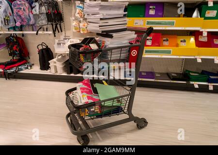 Un chariot rempli de fournitures pour la rentrée des classes dans un magasin Target de Herald Square, à New York, le mardi 27 juillet 2021. Alors que les analystes prédisent des pénuries d'articles tels que des baskets, des sacs à dos et des ordinateurs pour la saison de magasinage de la rentrée scolaire, les amateurs de shopping avisés commencent leur pèlerinage annuel d'approvisionnement scolaire tôt. (© Richard B. Levine) Banque D'Images