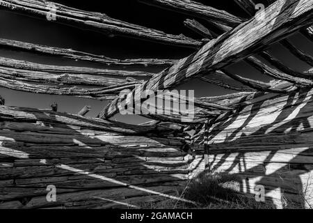 Des bûches dans une ancienne grange ou une cabane en bois à Ruple Ranch, une ancienne ferme à Island Park le long de la rivière Green à Dinosaur National Monument, Utah, Banque D'Images